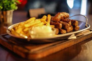 5/10 članova komiteta