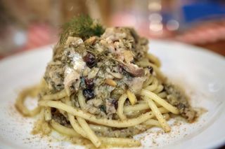Pasta con sarde e finocchietto selvatico, piatto tipico palermitano.