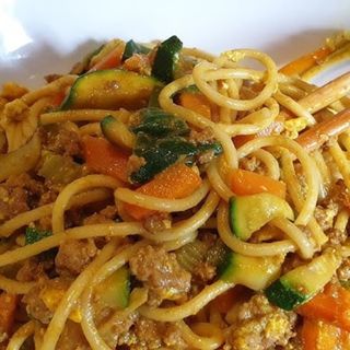 Spaghetti italiani alla piastra con frutti di mare