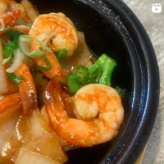 Gamba sobre bandeja quemada