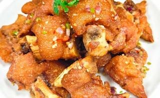 140. Zampe di maiale brasate con sale e pepe