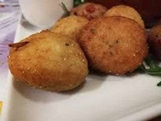 Crocchette di patate con salame piccanti e melanzane mozzarella