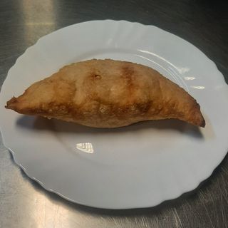 Panzerotto mozzarella  e pomodoro e salame piccante