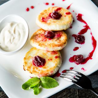 Сырники со сметаной и джемом