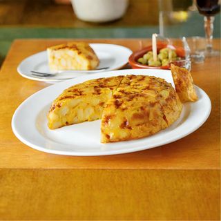 Tortilla tradicional con cebolla para 4-5 personas