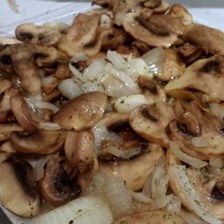 Champiñones Con Cebolla Salteada