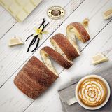 Kołacz z kremem z białej czekolady i cruchy