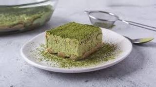 Tarta tiramisú de matcha (porción)