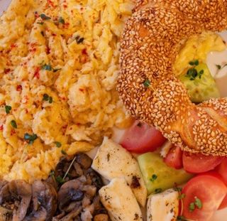 Скрембл с жареным сыром халуми 