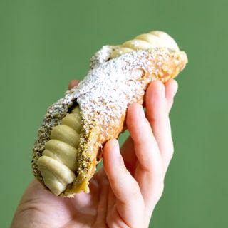 Cannollo Grande Con Ricota Pistacho