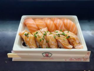 U32a-Nigiri salmão misto