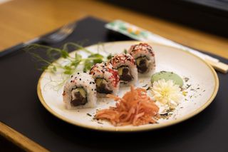 Uramaki tuna avocado