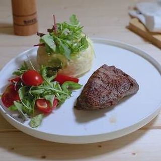 Muschi de vita black angus maturat cu legume trase la tigaie si piure de cartofi dulci 480 g