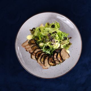 Теплий салат з телятини під Горіховим соусом (220г)