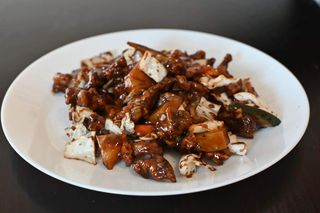 Svinjetina sa ananasom u sojinom slatko-kiselom sosu