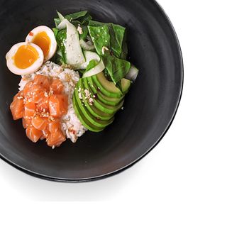 Поке з лососем і рисом