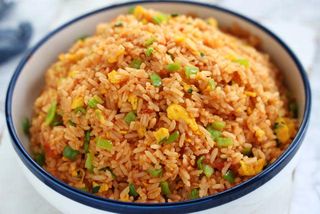 89.Arroz frito con verduras, pollo y gambas