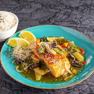 42. Grilowany łosoś, serwowany na duszonych warzywach w sosie teriaki