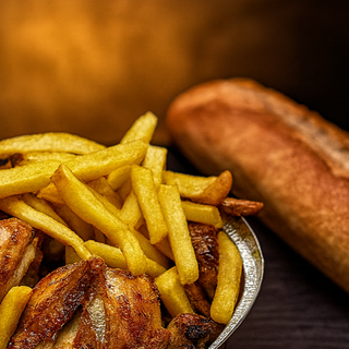 Medio Pollo con patatas y Barra de pan