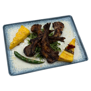 Cotlete de berbecuț cu mamaligă la plită