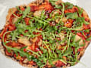 Pinsa rossa con peperoni, rucola, kebab di pollo e tabasco