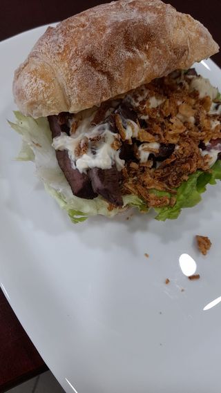 Bifana no Pão com Ovo Estrelado