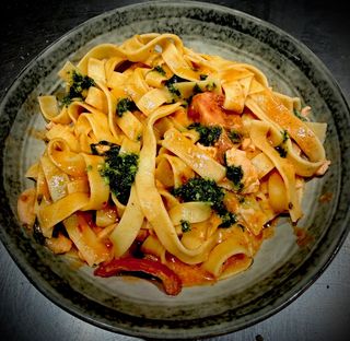 Талиатели сьомга