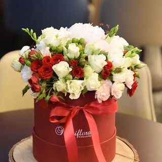 Flowerbox z czerwoną wstążką