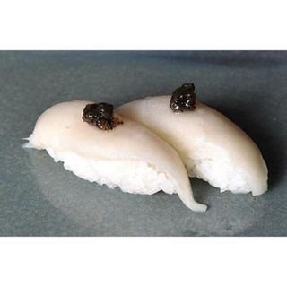Nigiri de pez mantequilla con trufa (2 piezas)