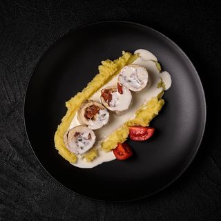 Куряча грудинка по-італійськи з картопляним пюре під сирним соусом (350г)