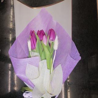 Ramo de tulipanes morado