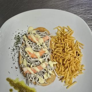 Torrada Fría De Gulas Con Langostinos