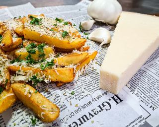 Cartofi pai cu parmezan, usturoi, rozmarin și pătrunjel