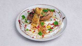 Pieczony batat, dukkah i tzatziki