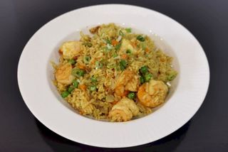 Arroz frito con gambas al curry
