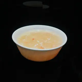 Zuppa con gamberi spagchetti di soia uova