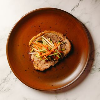 Steak de porchetta con vinagre de Modena