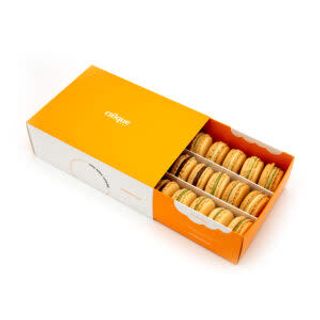 Cutie cu 18 macarons