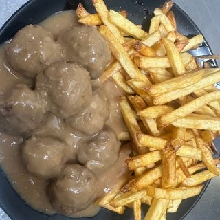 68. Albóndigas en salsa de tomate  y patatas