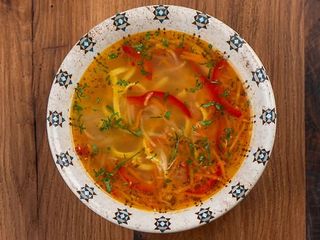 Зама - кислий курячий бульйон з домашньою локшиною та м'ясом фермерської курки (380г)