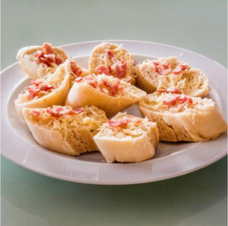 Pão de Alho com Queijo e Bacon