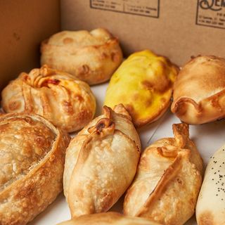 Promo 6 empanadas + 2 bebidas 