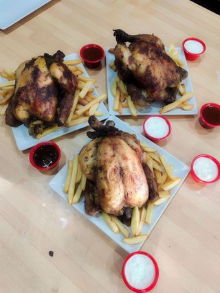 2 Pollo A L'Ast Entero Con Patatas Y Ensalada Mixta