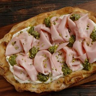 Pinsa mortadella e burrata e pistacchio croccante