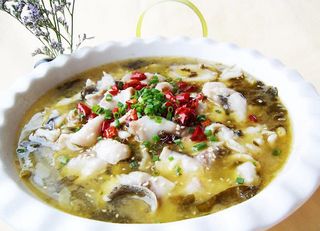  Stufato di branzino con verdure in salamoia 酸菜鱼