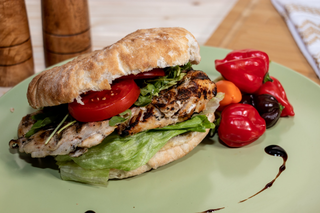 SANDWHICH CU PIEPT DE PUI LA GRATAR