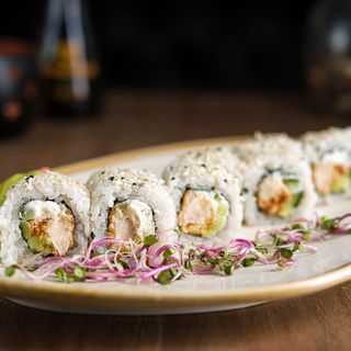 Урамаки с хрупкаво пиле и Филаделфия