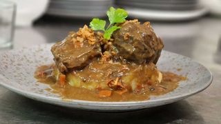 Carrilleras Guisadas Al Vino Tinto