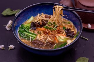 Spaghetti al brodo con verdura misto/家常汤面