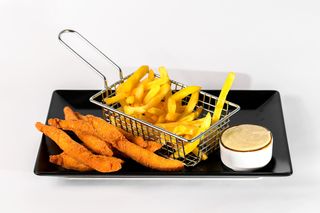 Pileći štapići 200g sa pomfritom i caesar sosom